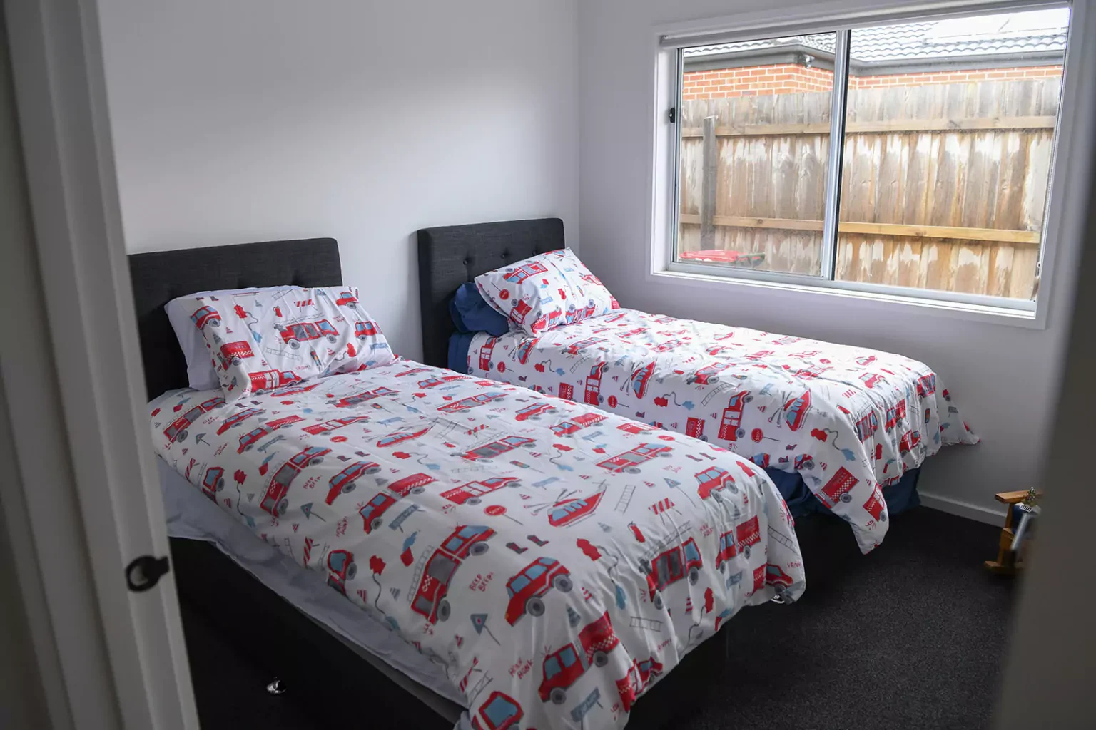 Bedroom with 2 single beds